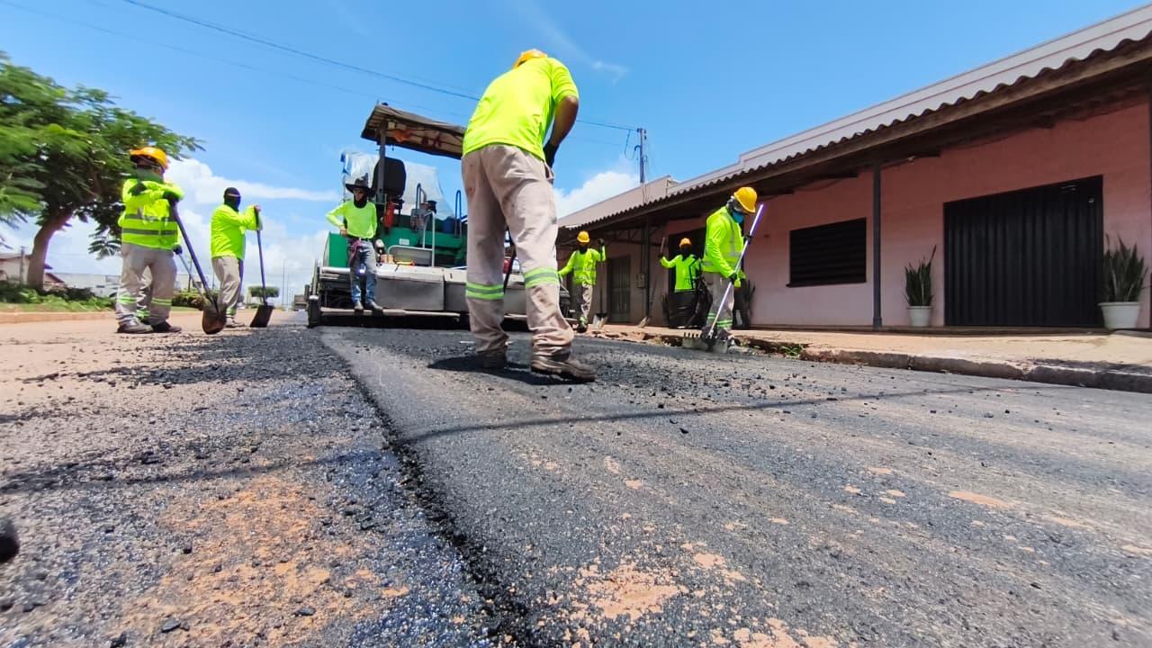 Ezequiel Neiva acompanha o início das obras de recapeamento de 10 km de ruas com asfalto usinado em Cerejeiras