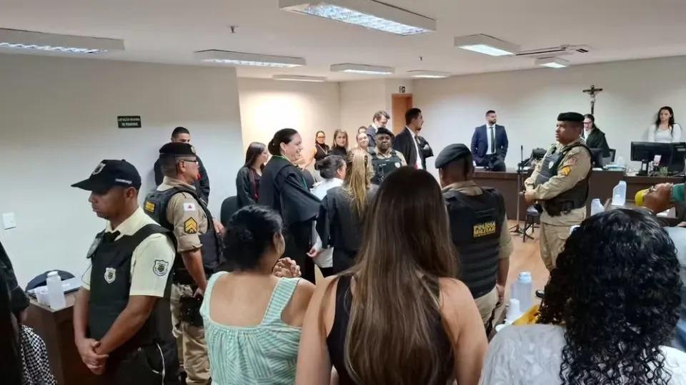 Mãe é absolivida  em julgamento, por matar e cortar o pênis do abusador da filha de 11 anos. Entenda o caso.