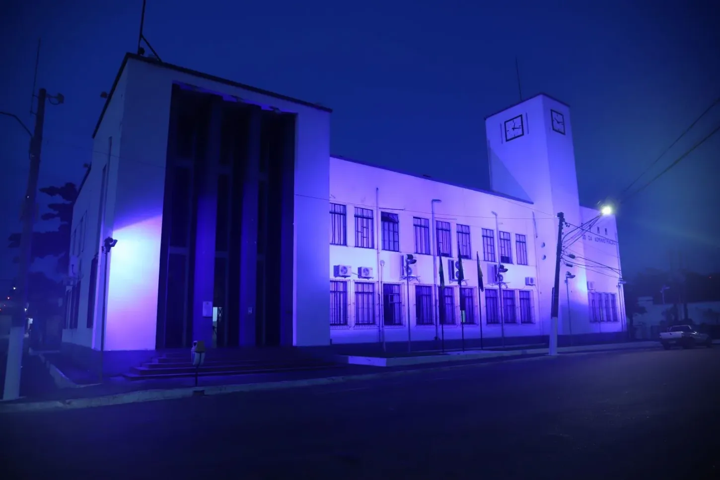 Prédio do Relógio, recebe iluminação amarela e azul pelo Dia da Síndrome de Down