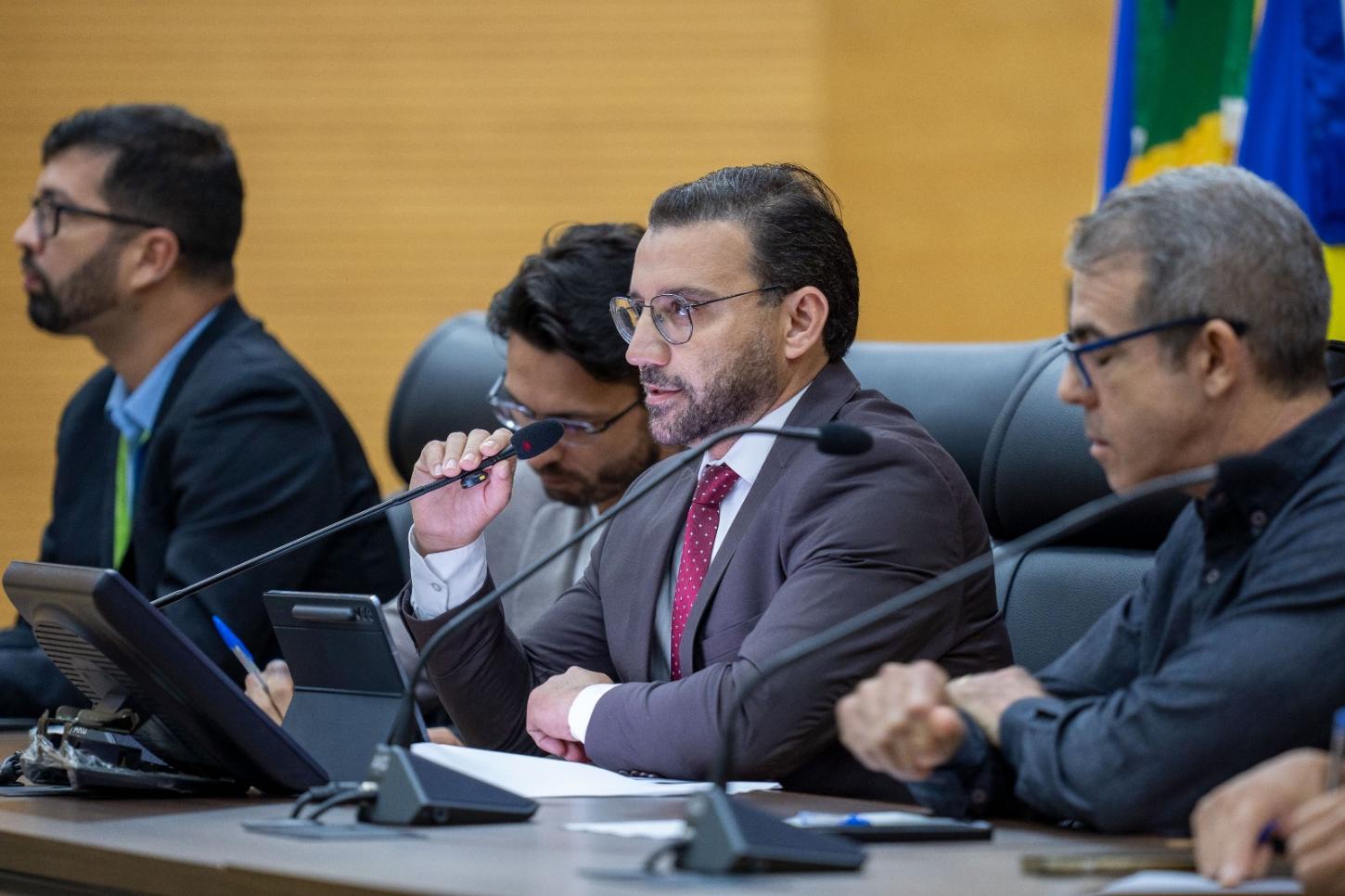 Ribeiro do Sinpol entrega votos de louvor a agentes de crédito do Proampe