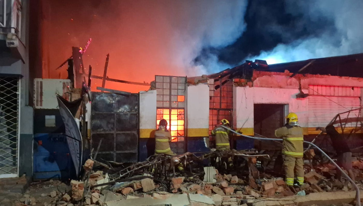 VÍDEO: Incêndio destrói oficina de motos no centro de Porto Velho