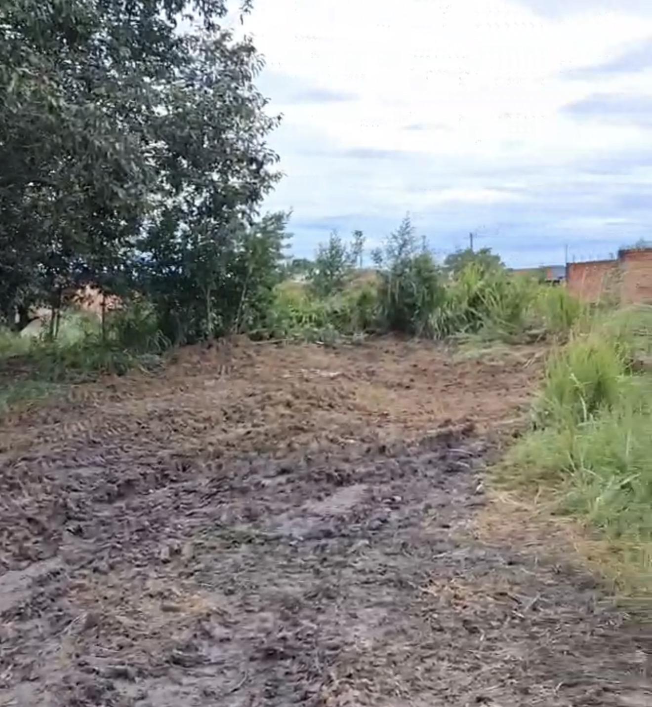 Após denúncia do Fatos RO, Prefeitura limpa área com esterco no Lagoa Azul