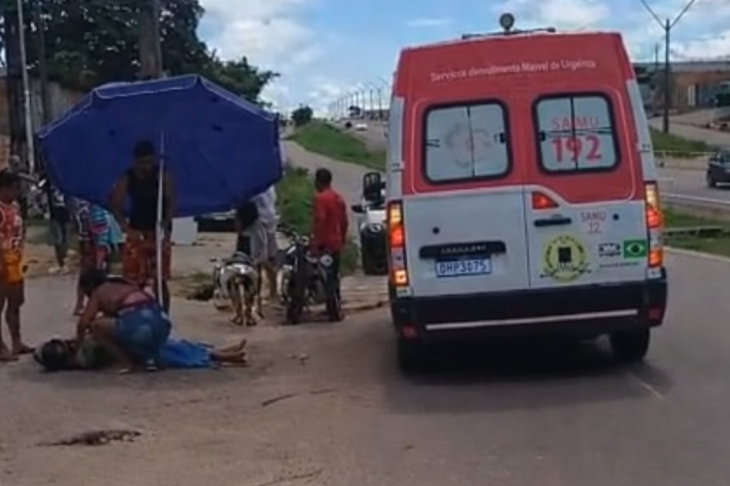 Passageira de moto fica ferida em acidente com Fiat Strada na Rua da Beira
