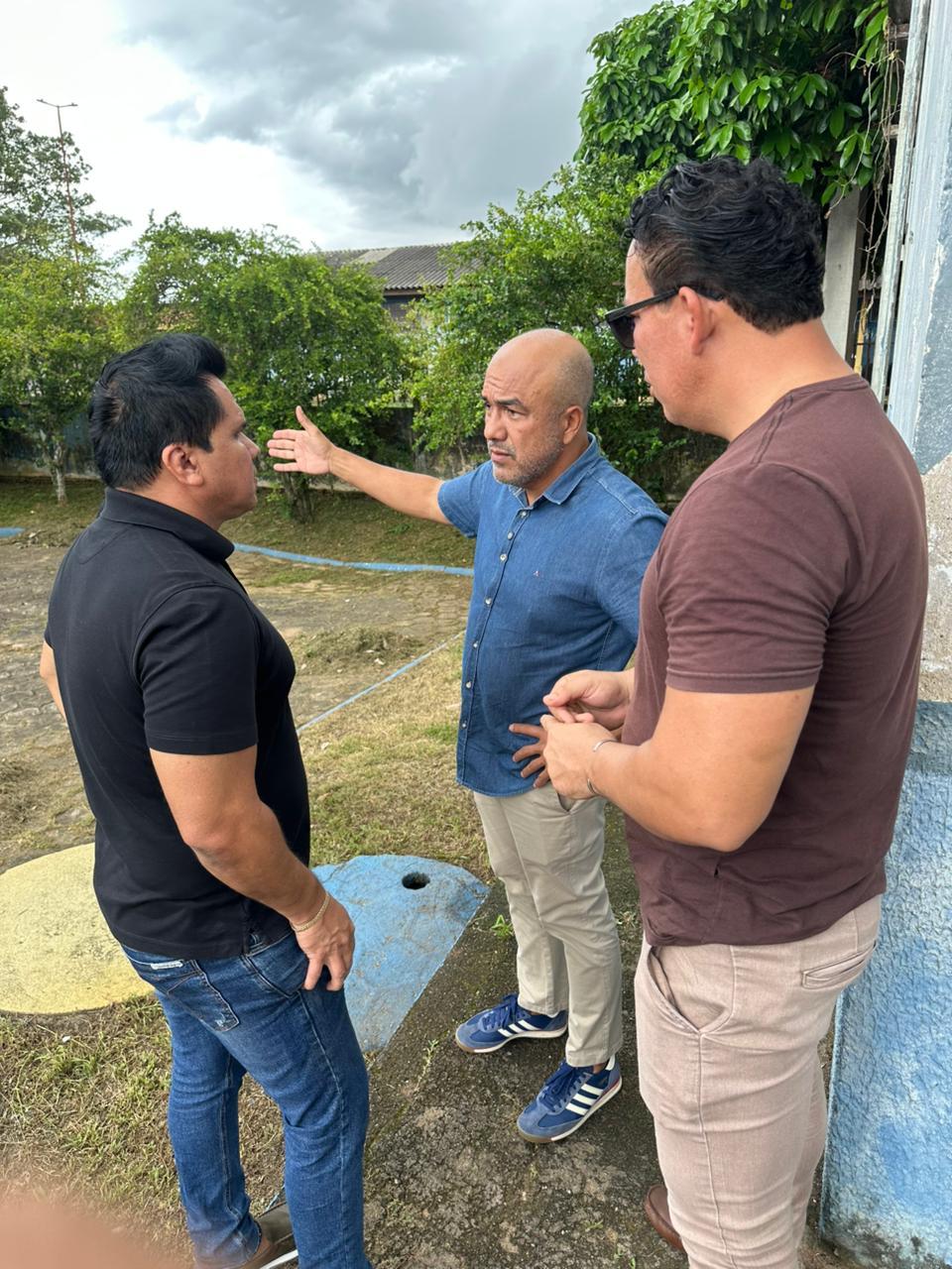 Vereador Edimilson Dourado acompanha trabalhos na Praça João Roque de Lima