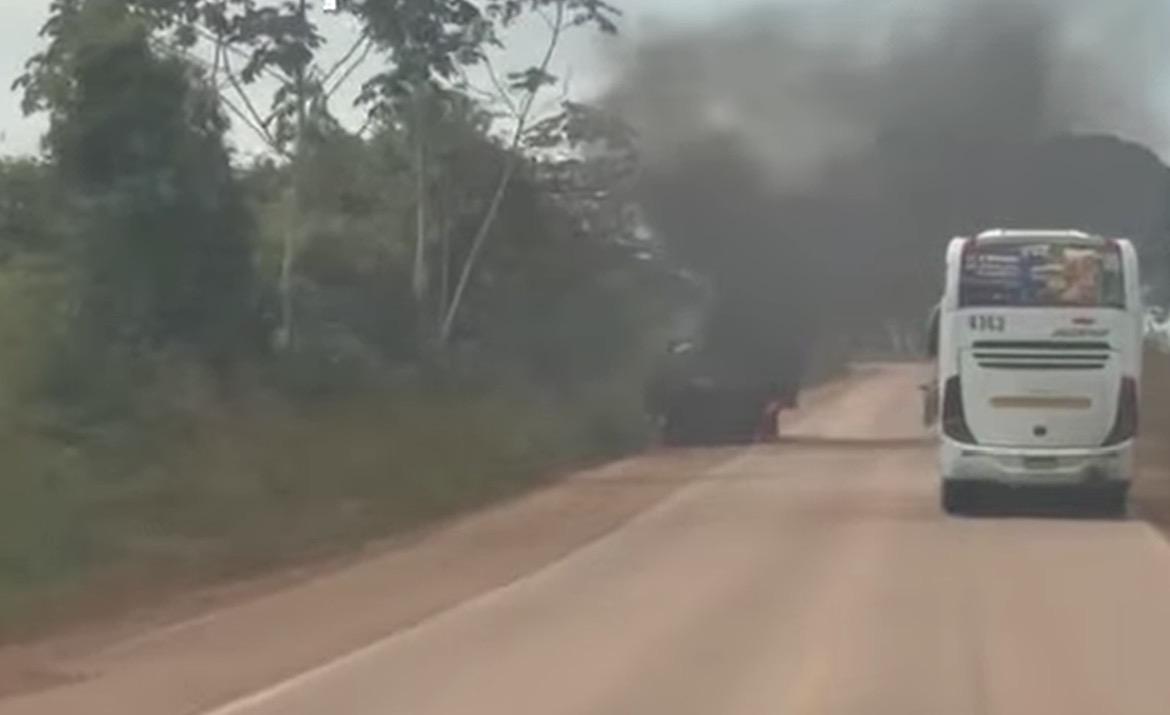 Caminhão pega fogo na Br-364
