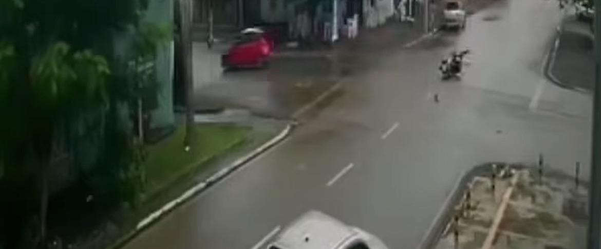 Colisão resulta em motociclista ferido