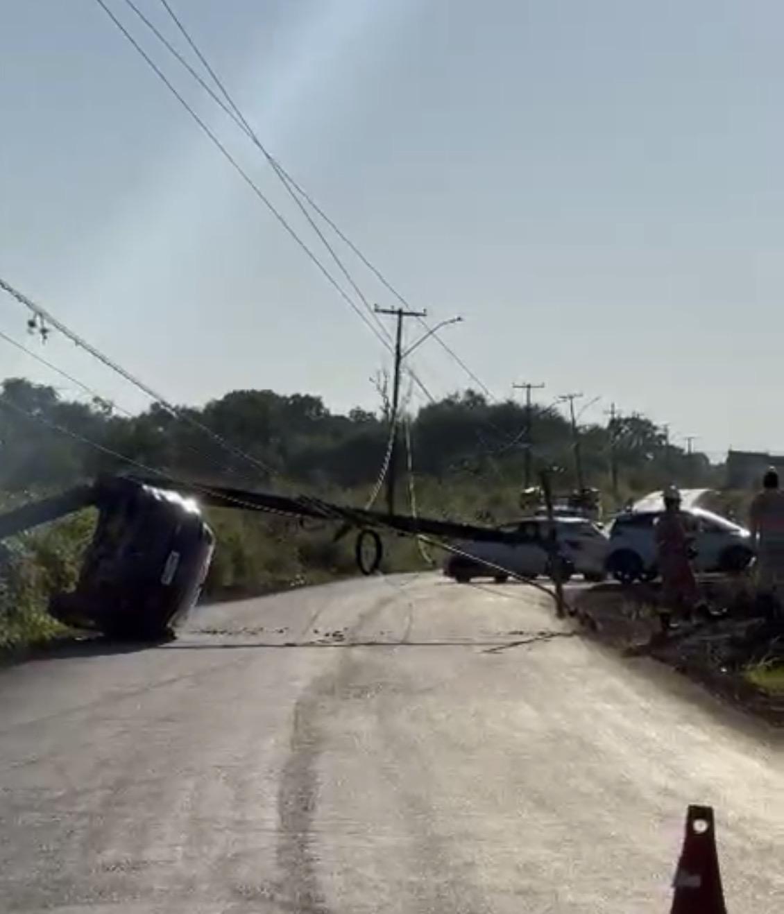 Mulher perde controle de carro e o colide com poste