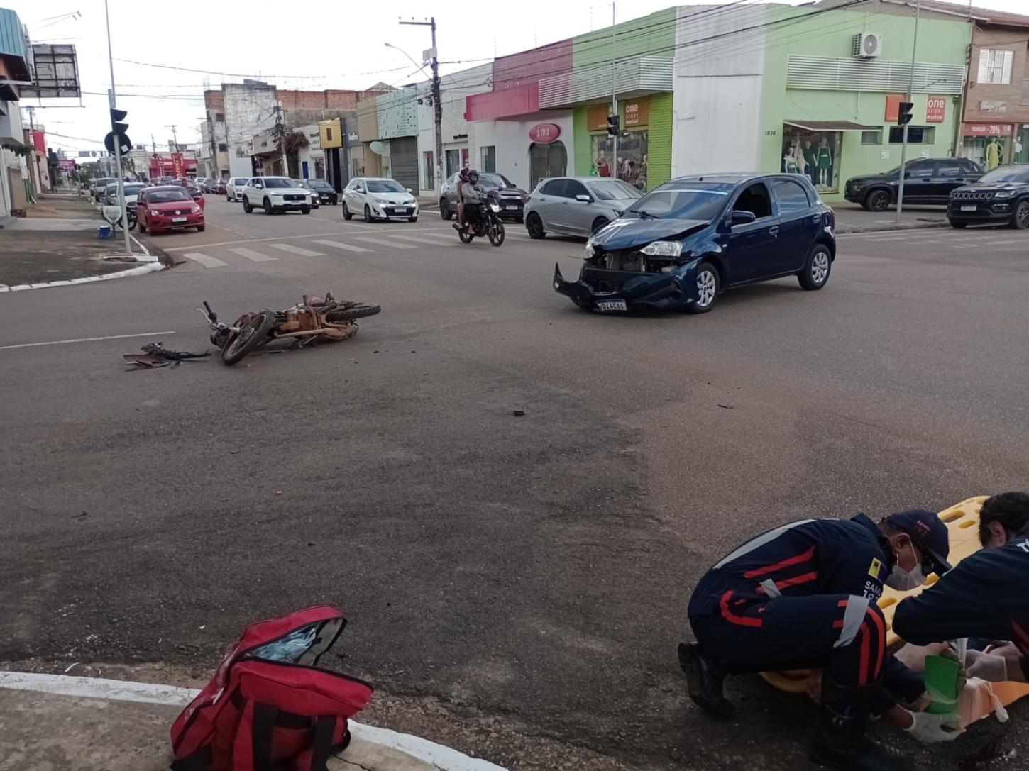 Acidente entre carro e moto deixa idoso ferido próximo ao Dullim Sorvetes e reacende debate sobre estrutura do SAMU