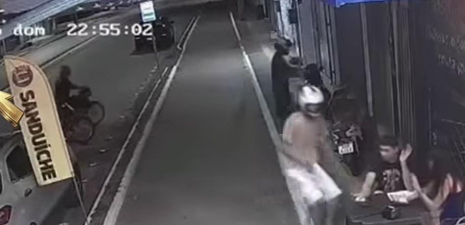 Câmeras flagram assalto praticado por dupla em motocicleta na zona leste de Porto Velho