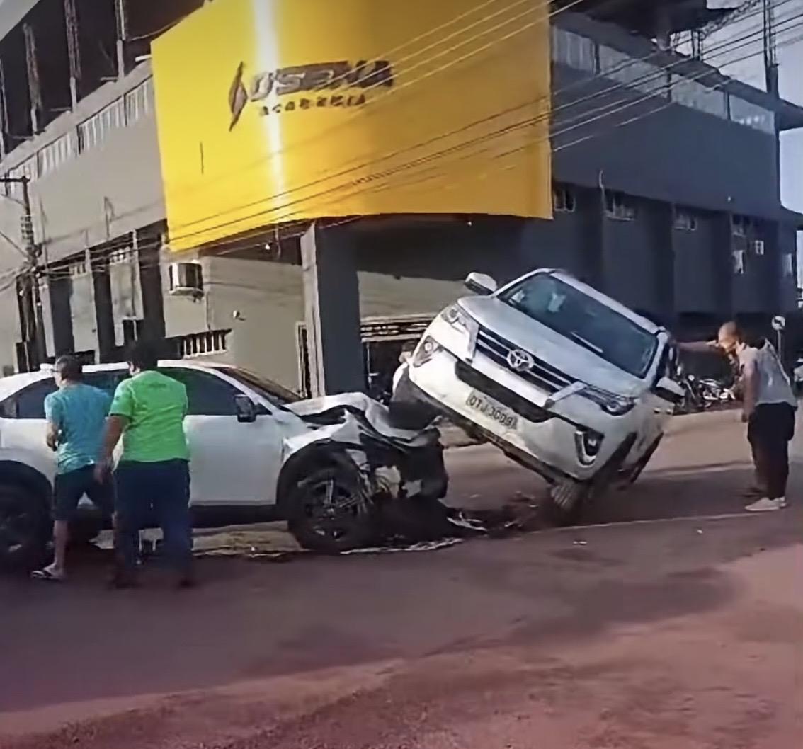 Colisão entre dois veículos é registrada na Avenida Lauro Sodré, em Porto Velho