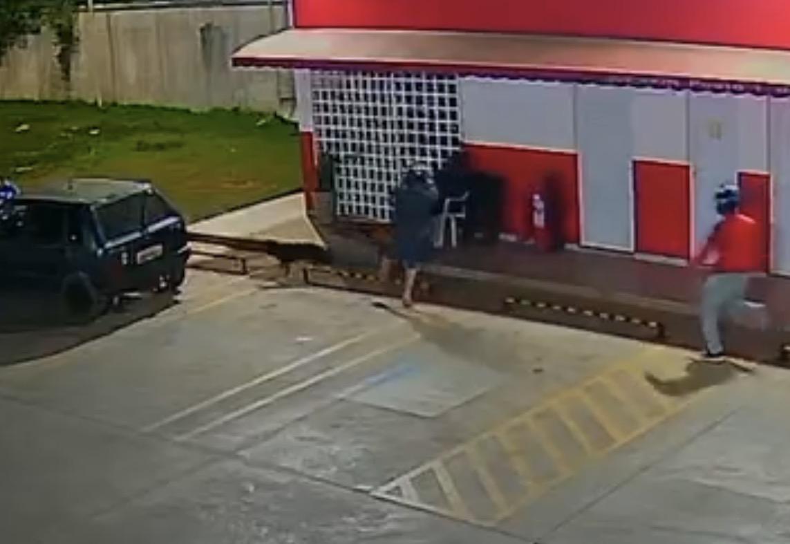 Criminosos armados rendem policial penal e roubam cofre de posto de combustível em Porto Velho