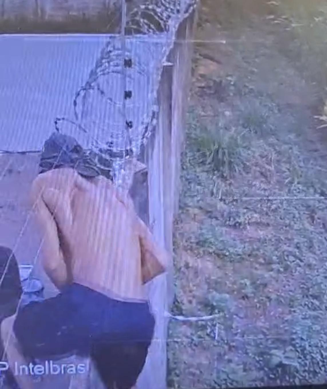 Criminosos invadem casa de policial, roubam e fazem família de refém