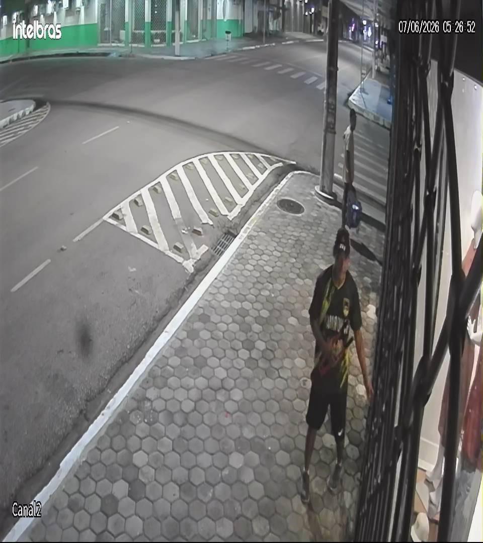 Criminosos usam tesourão para tentar invadir loja de roupas em Porto Velho