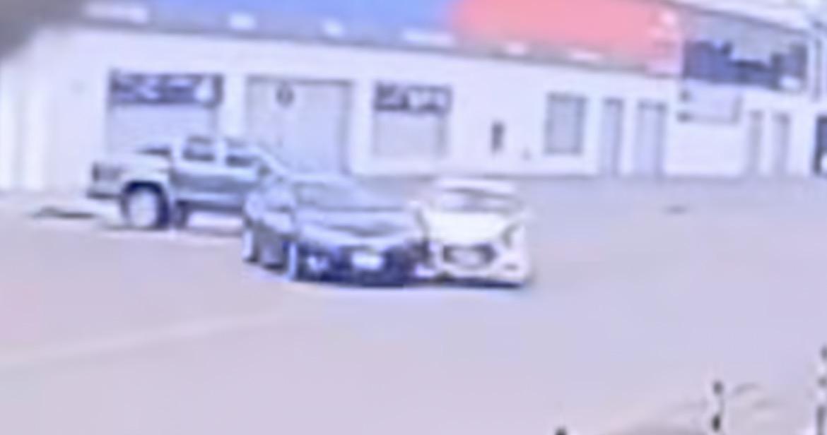 Imprudência no trânsito resulta em acidente com dois carros deixa uma pessoa Ferida