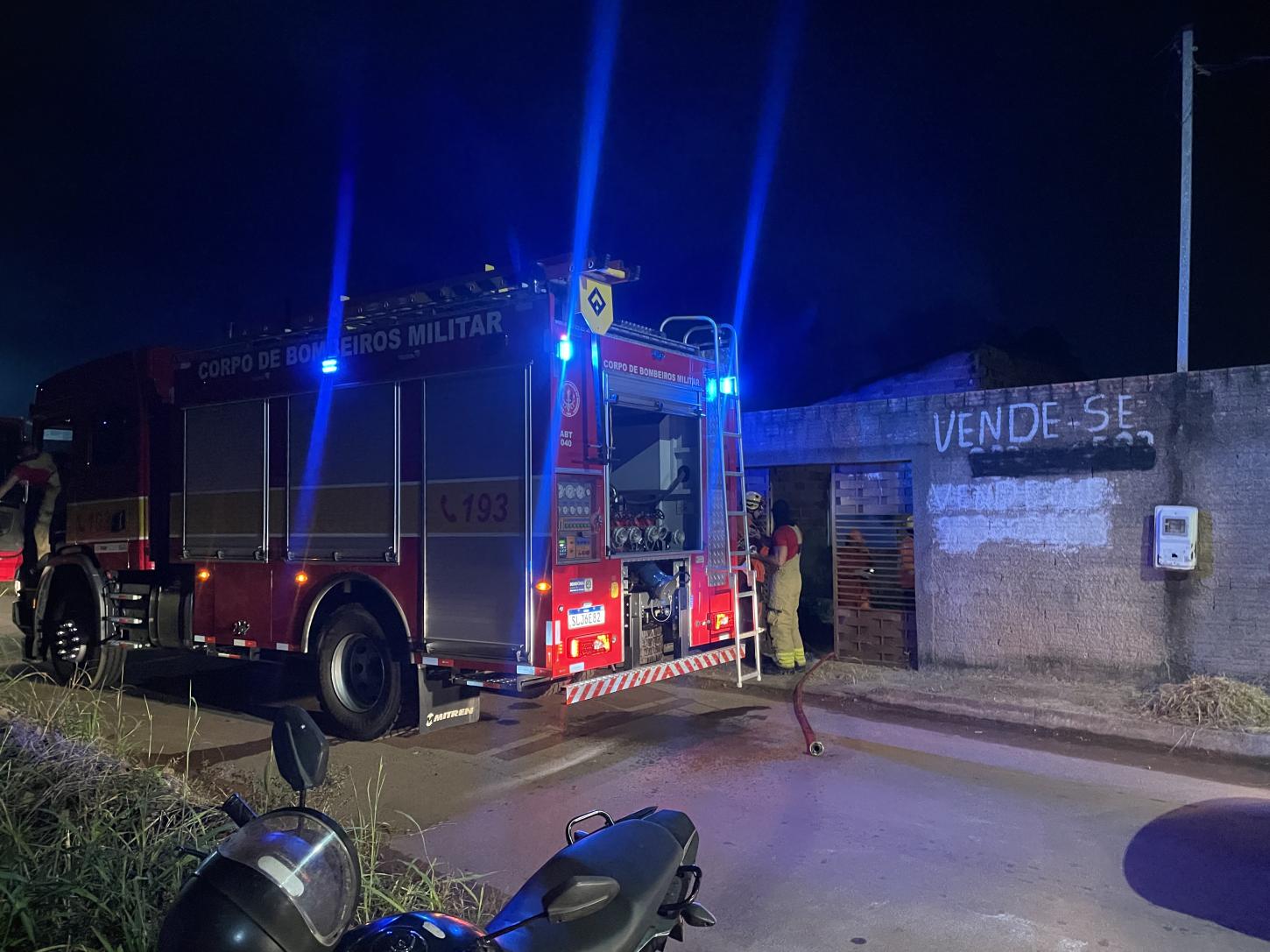 Incêndio destrói residência na zona leste de Porto Velho; morador estava na igreja no momento do fogo