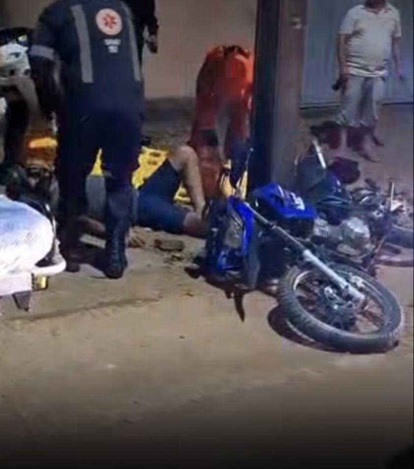 Motociclista fica em estado grave após colidir com poste de energia