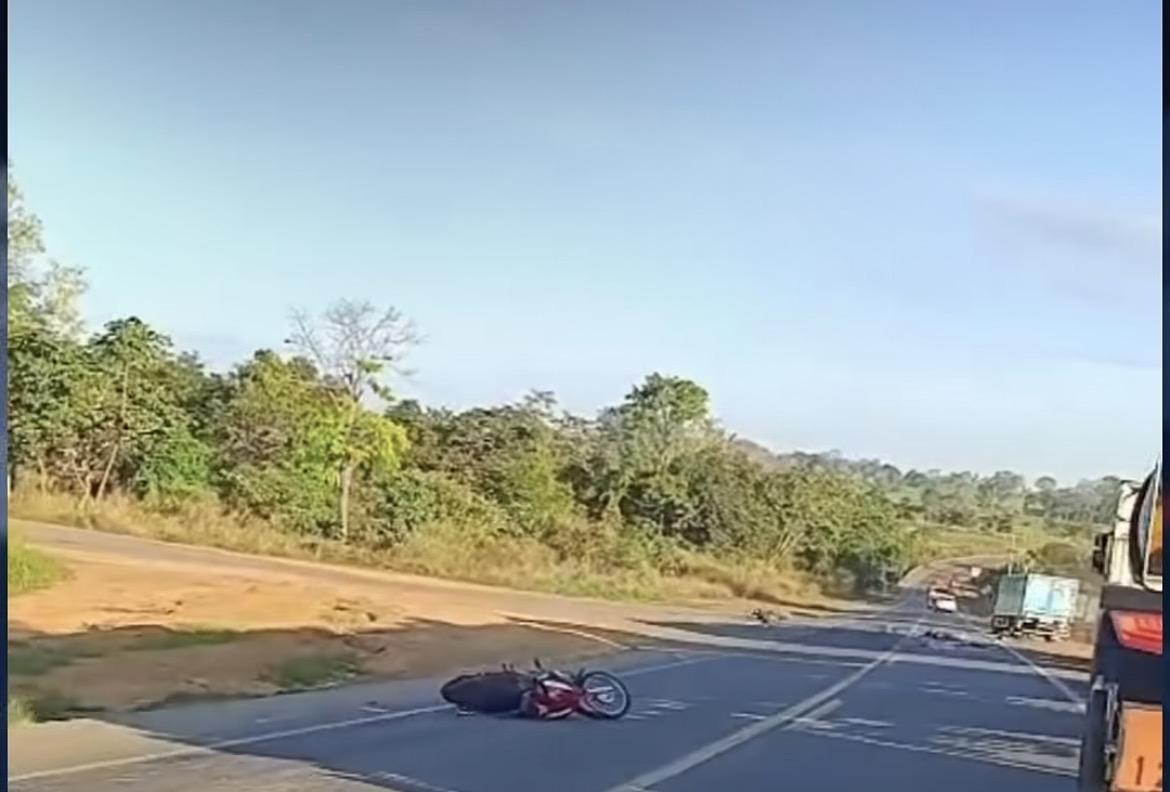 Na Br-duas pessoas morrem  atropeladas  por Carreta