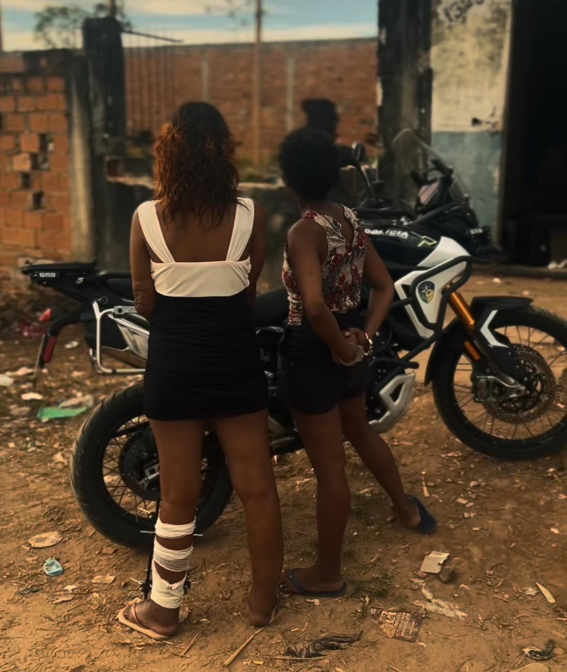 PATAMO PRENDE DUAS PESSOAS COM MANDADOS DE PRISÃO EM ABERTO EM UMA ÚNICA  ABORDAGEM