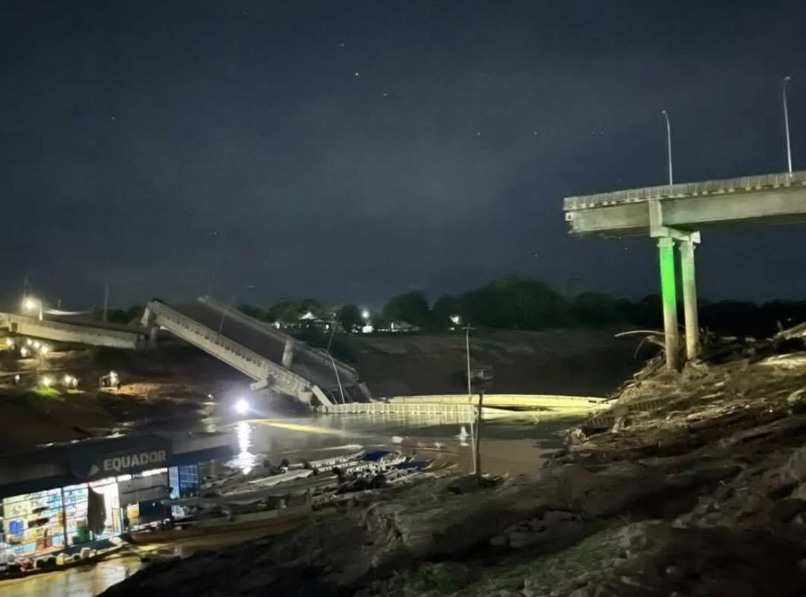 Ponte sobre o Rio cai o Acre na