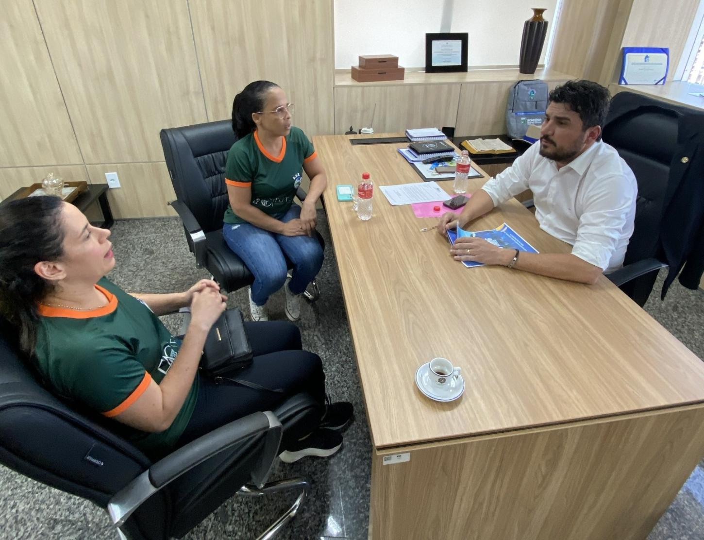 Projeto FAV busca apoio do deputado Jean Mendonça para ampliar ações no voleibol em Rondônia