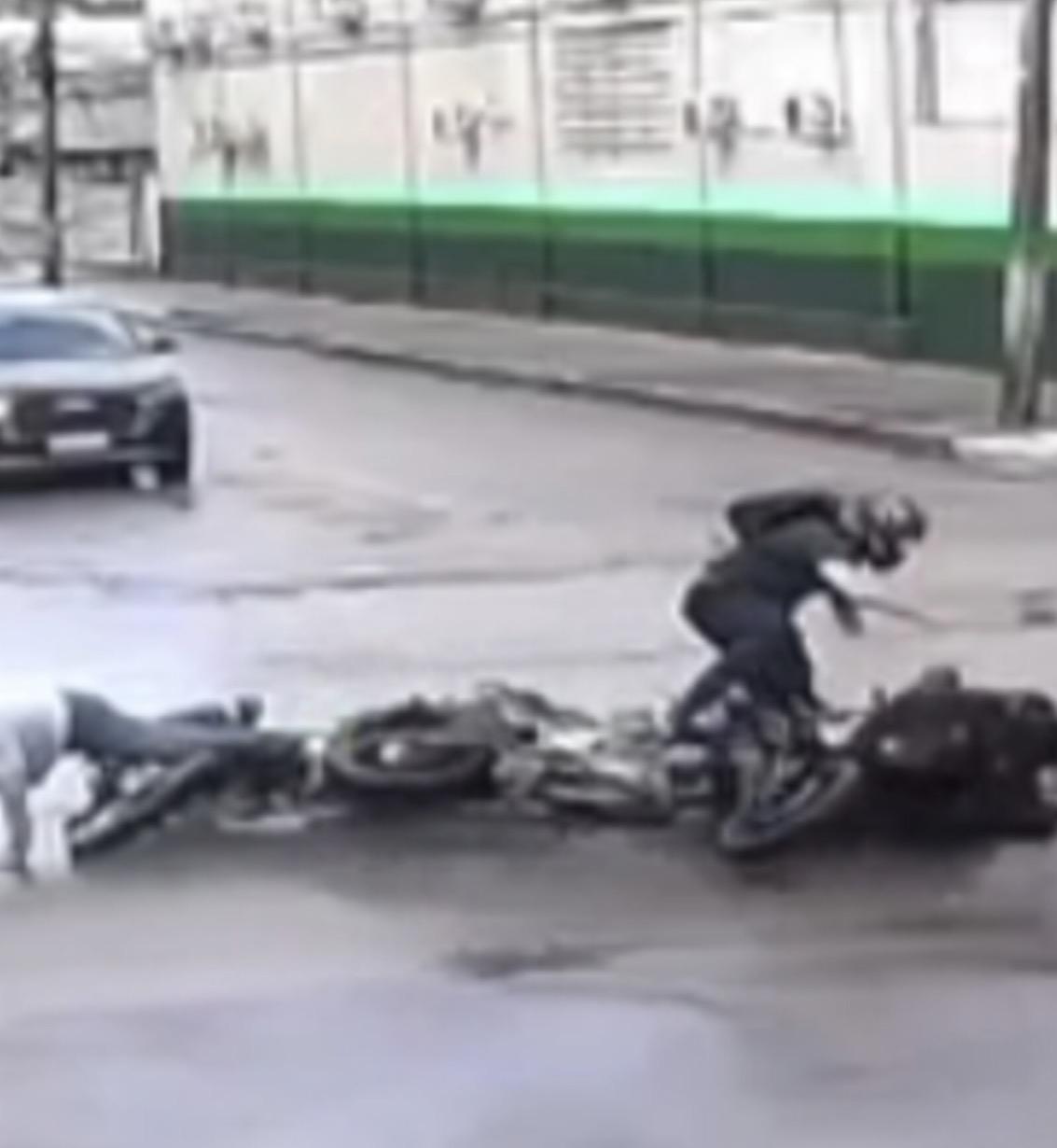 Acidente deixa motociclista feridos