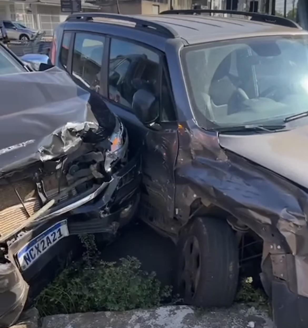 Acidente no centro envolvendo dois carros deixa mulher ferida