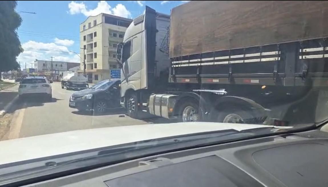 Carreta colide com carro na capital