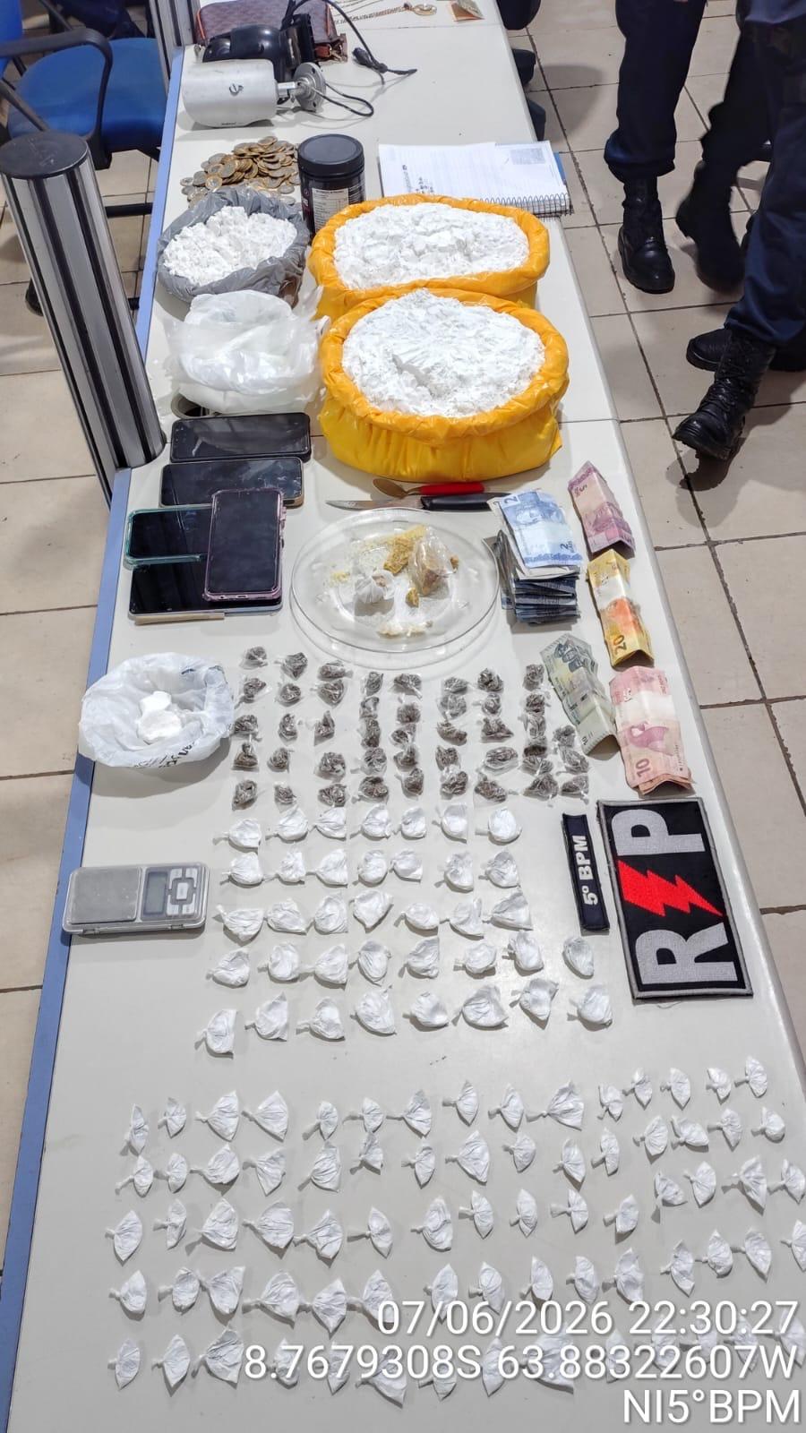 PM fecha ponto de drogas em flagrante