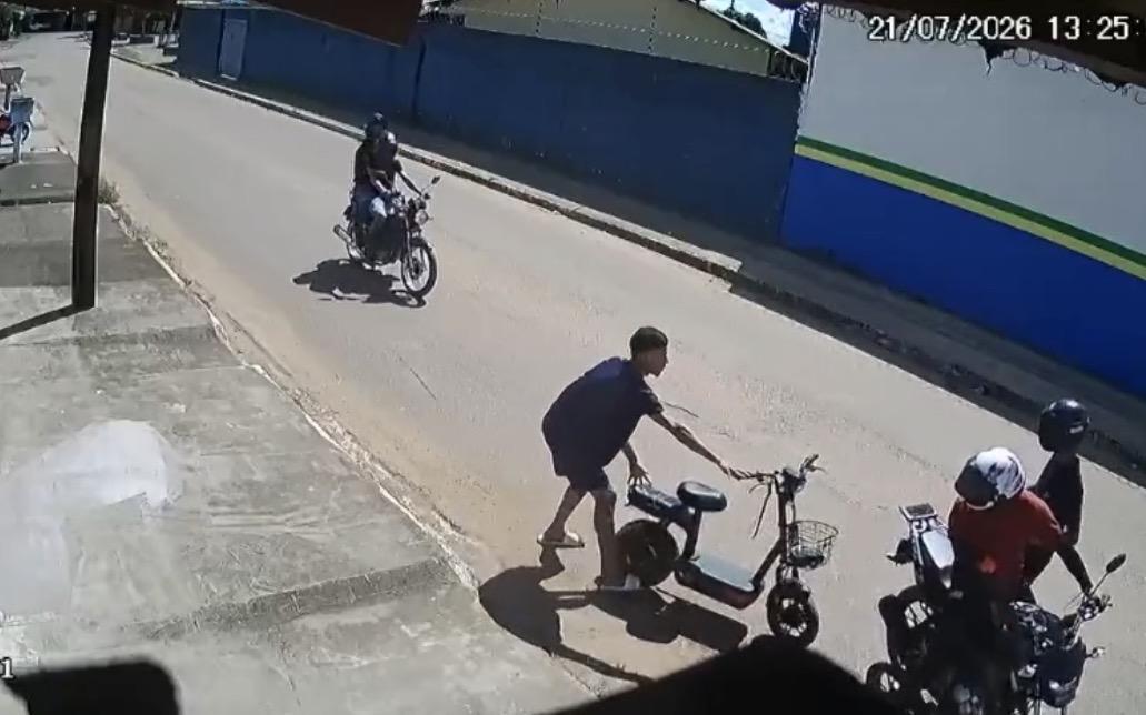 Quadrilha assalta jovem e leva moto elétrica e celular da vítima