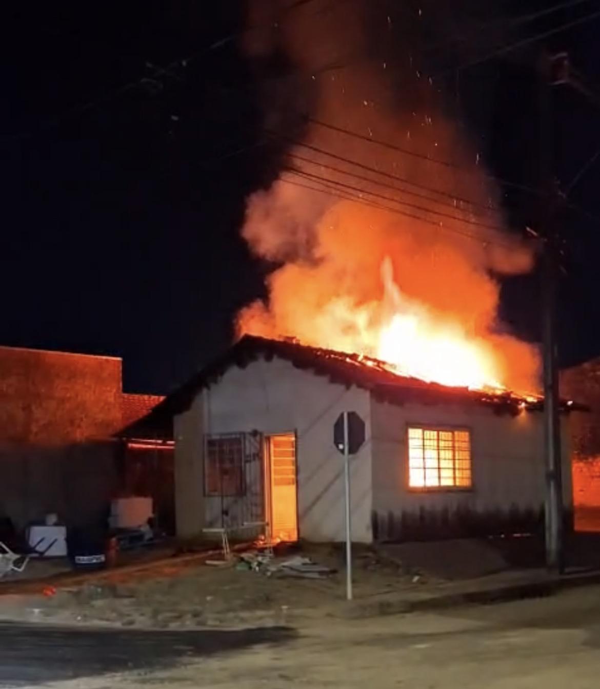 Suspeita  de participar de ataque a tiros tem casa incendiada na zona leste