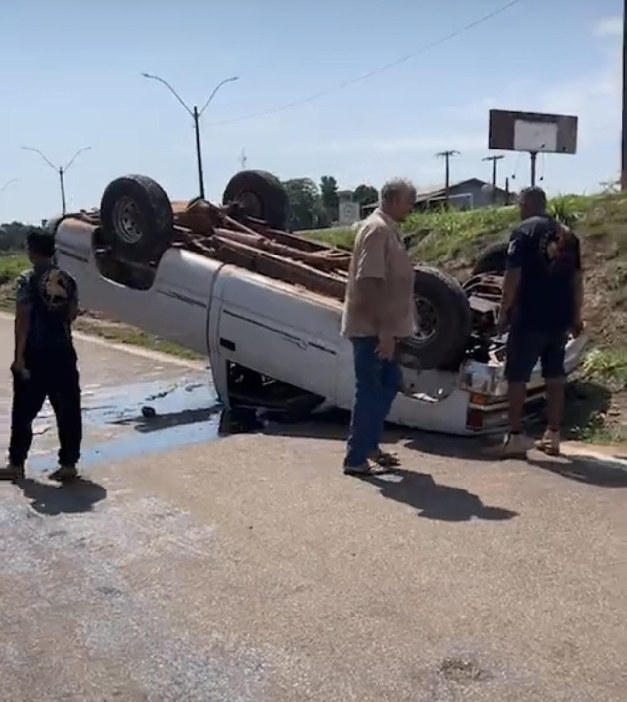 Caminhonete capota na Br-364 em PVH
