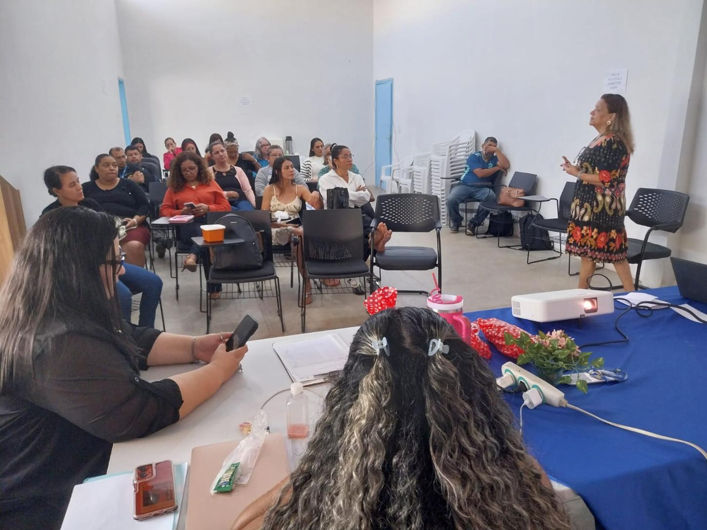 Capacitação prepara equipe para atendimento especializado na Casa Aurora