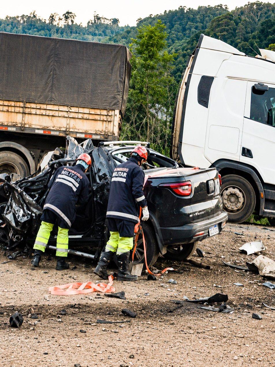 Colisão frontal envolvendo caminhonete e carreta resulta em cinco mortos