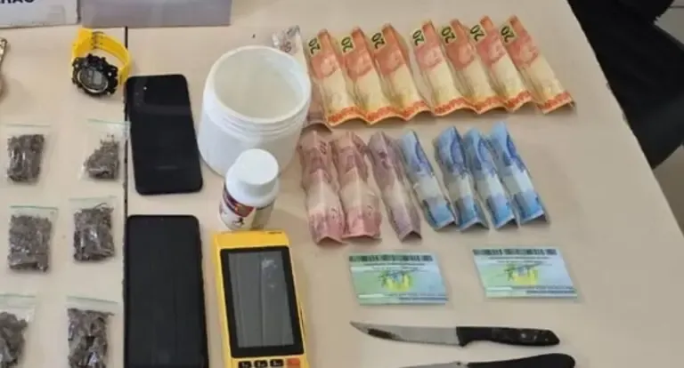Força Tática prende dupla e apreende drogas e dinheiro em ponto de tráfico