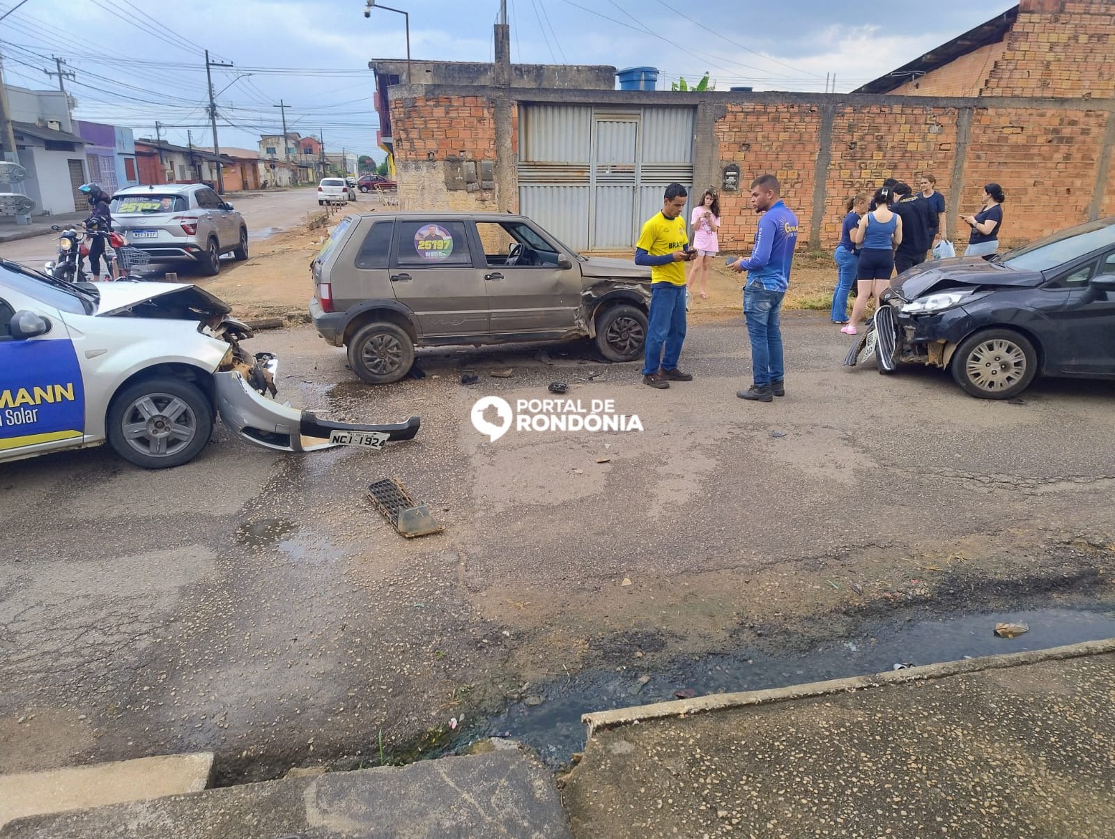 Acidente deixa três carros destruídos após motorista avançar preferencial na Zona Sul
