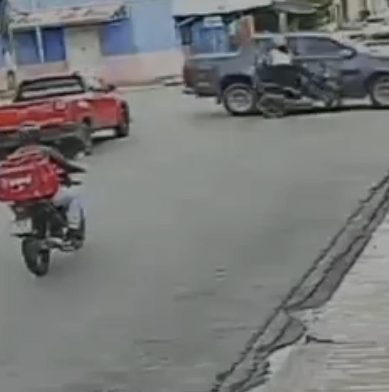Carro colide com moto e deixa um homem ferido