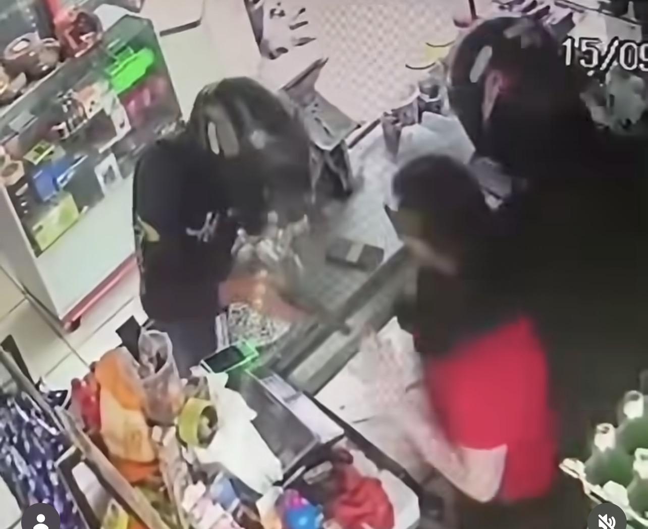 Dois assaltantes armados roubam comércio na zona leste