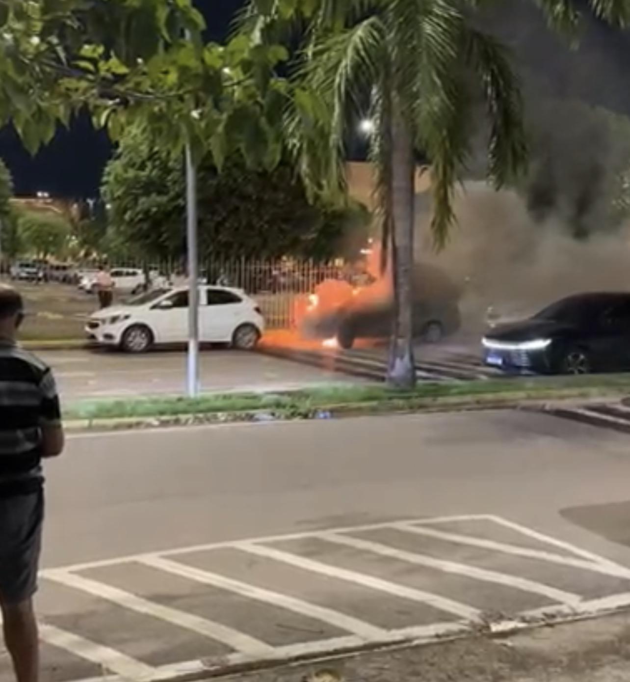 Incêndio destrói carro ao lado do Shopping