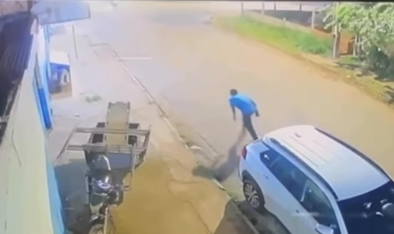 Jovem é morto a tiros por dupla de moto
