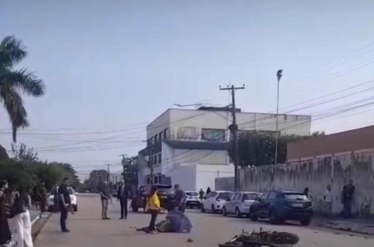 Motociclista é atropelado por caminhonete no centro