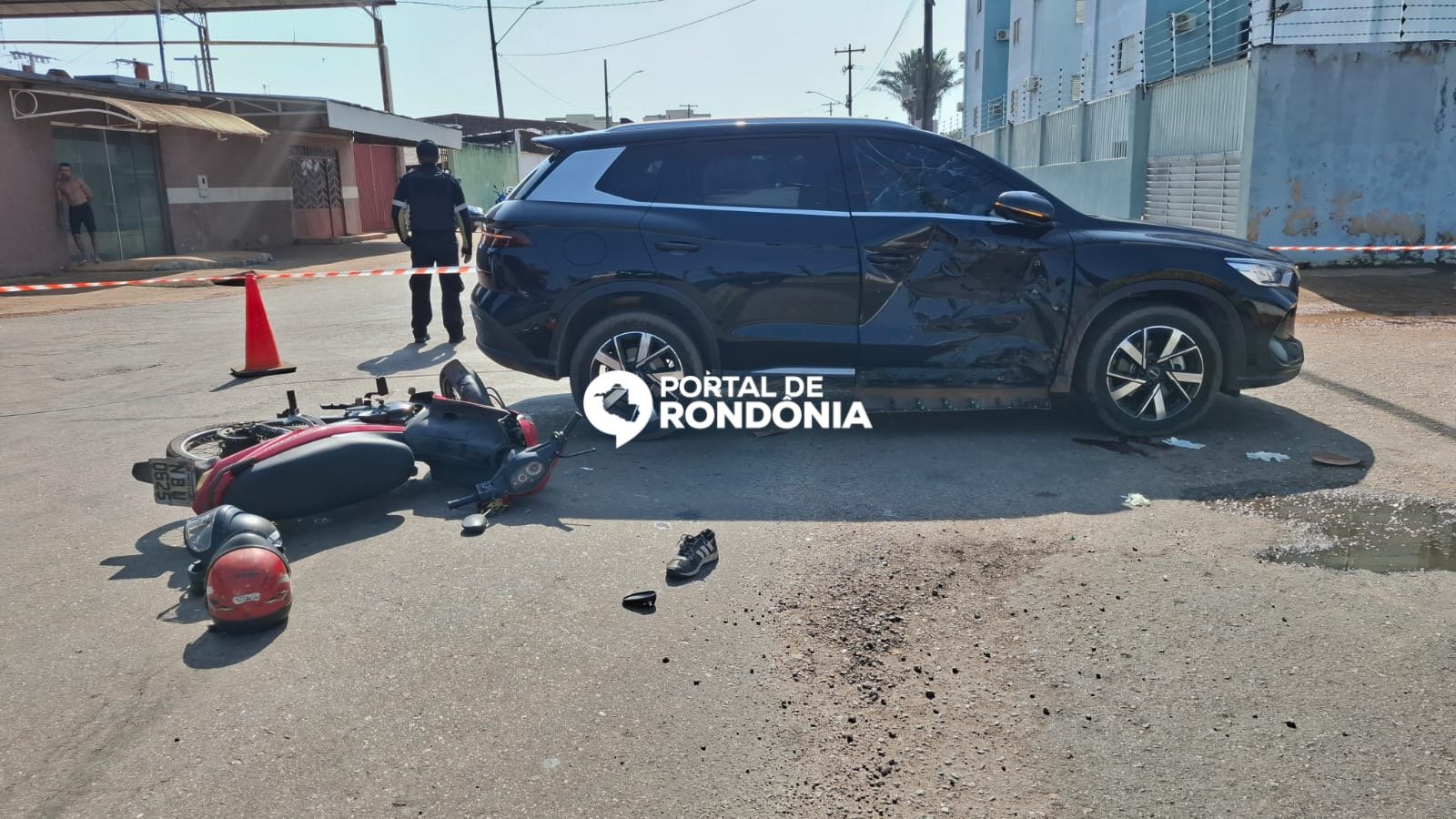 Motociclista fica em estado grave após ser atingido por carro elétrico na zona norte