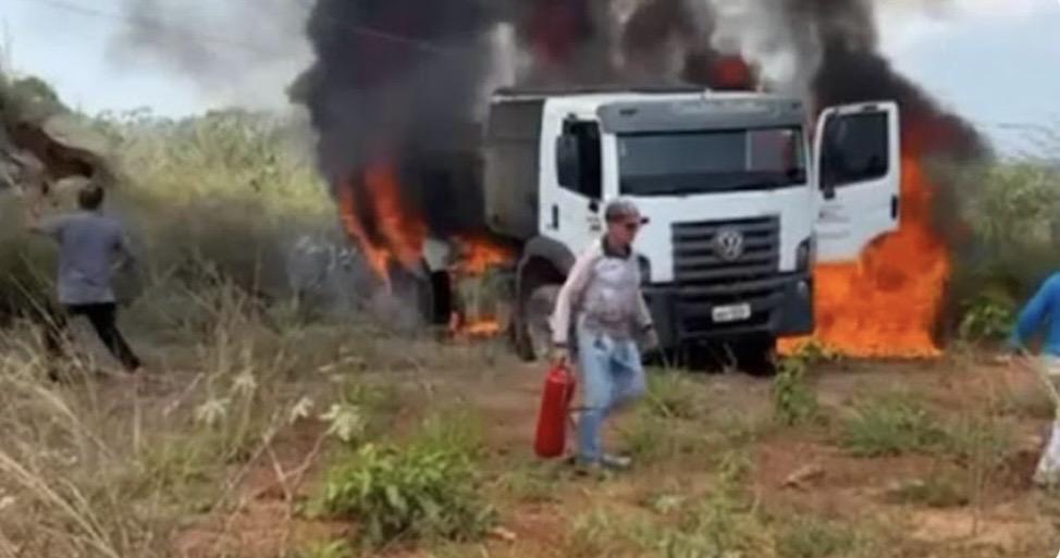 Caminhão da prefeitura é destruído pelo fogo em acidente