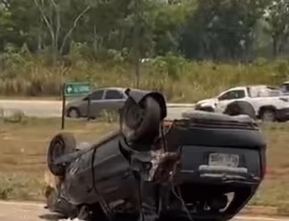 Carro capota na Br- em PVH e motorista fica em estado grave