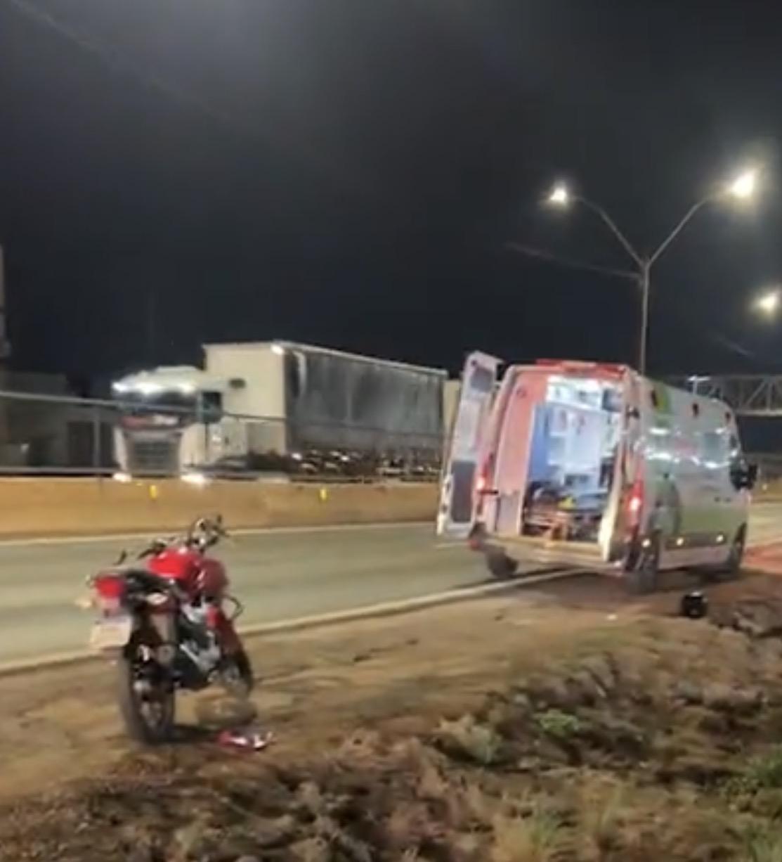Motociclista fica em estado grave após cair em Vala na Br-364