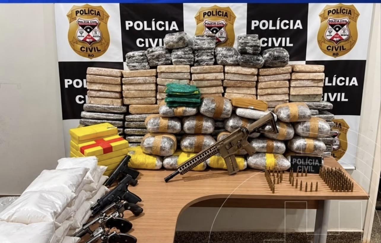 Polícia apreende arsenal de armas e drogas