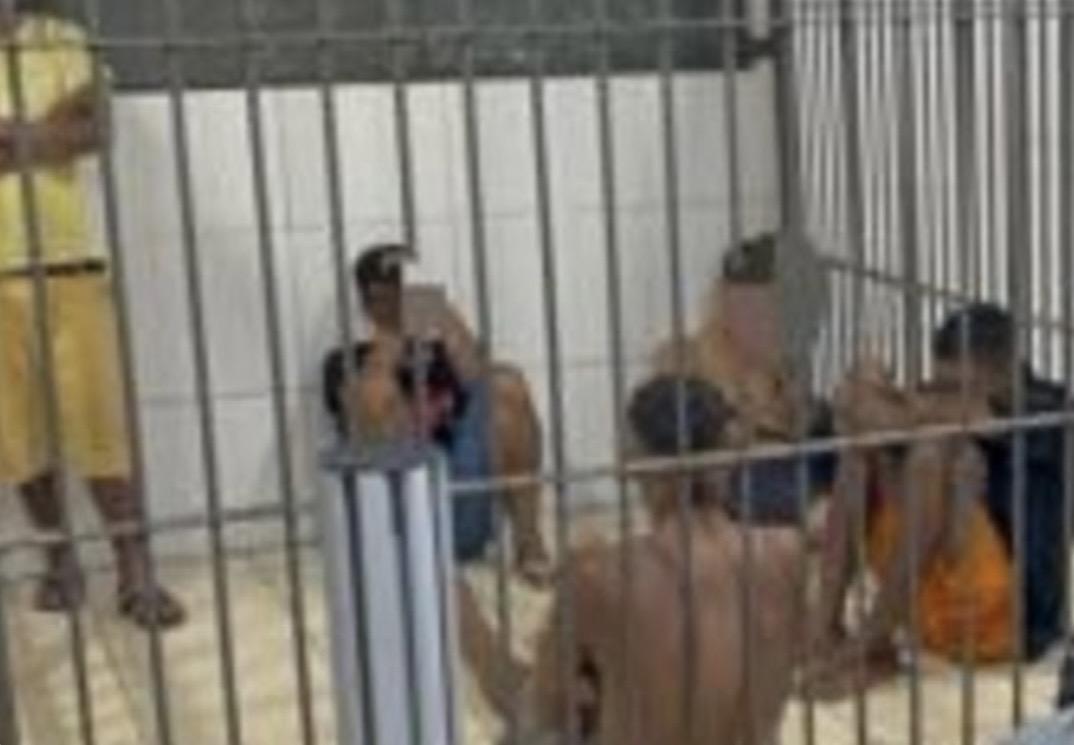 Polícia prende cinco em ponto comercial de drogas