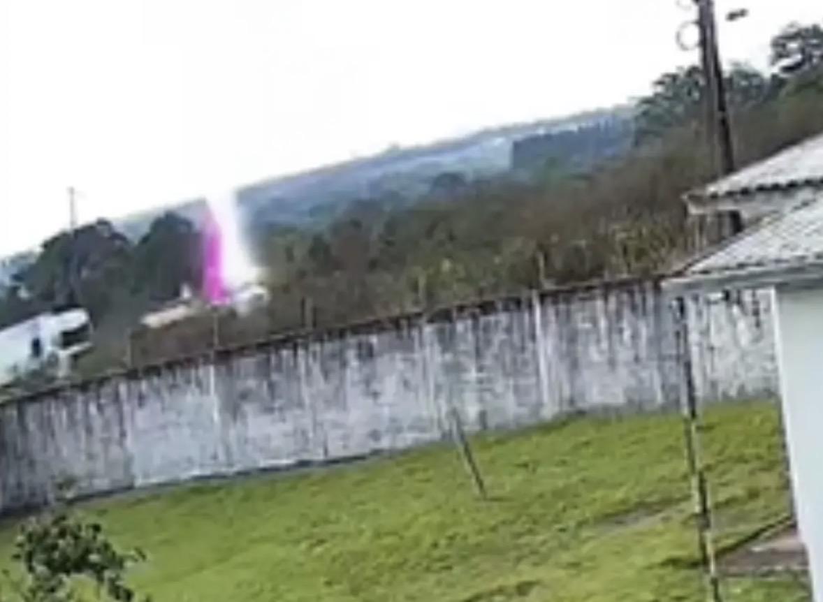 Raio atinge caminhão na Br -364